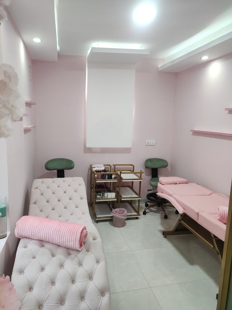 نمونه‌کار سالن زیبایی رز صورتی