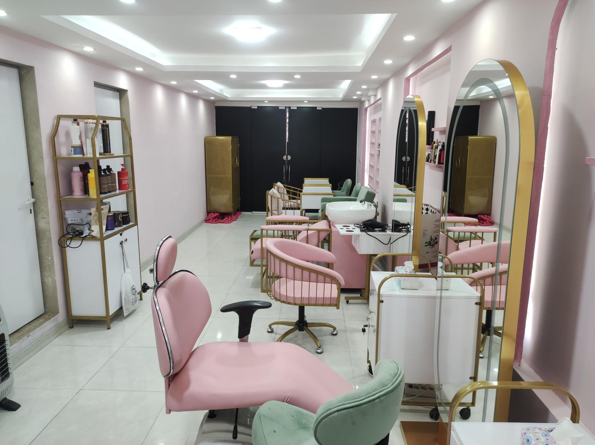 نمونه‌کار سالن زیبایی رز صورتی